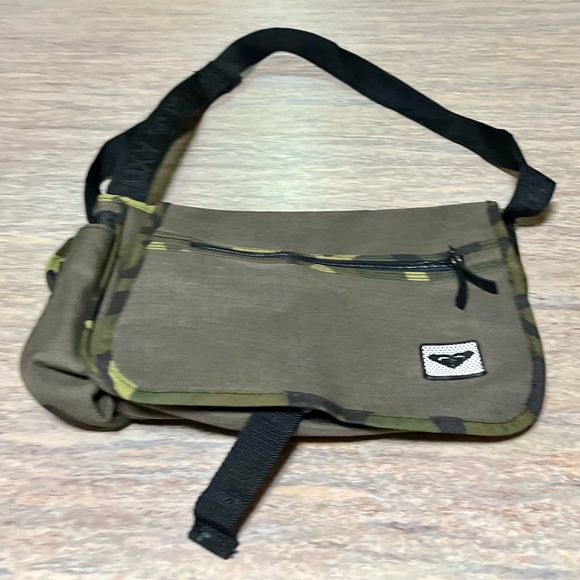 Roxy Bags Nwot Roxy Olive Green And Camo Crossbody Bag With Side